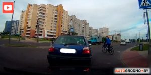В Гродно велосипедистка проехала на красный и спровоцировала аварию. Видео