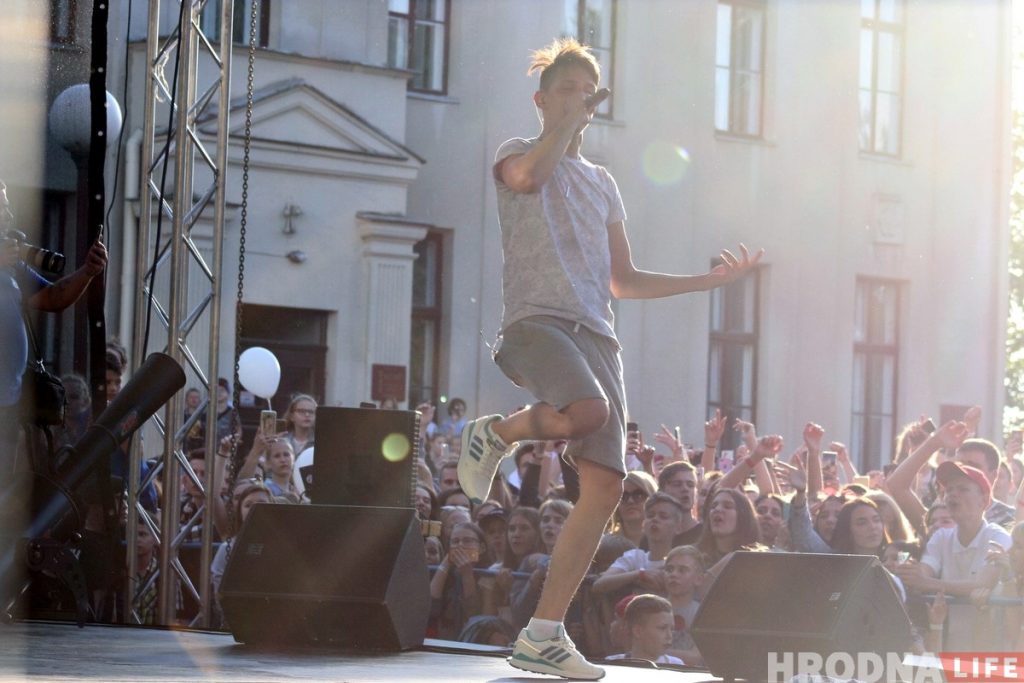 "Собрались кайфануть". В Гродно прошел концерт Тимы Белорусских