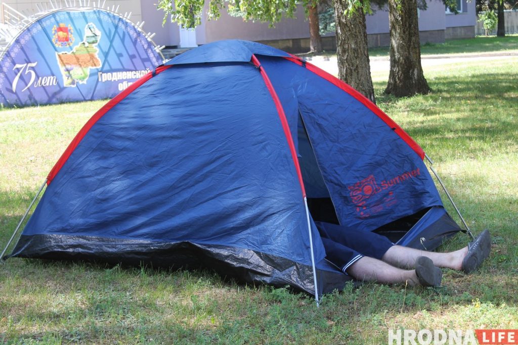 Гродненец поставил палатку перед администрацией района и собрался там жить. Ему предложили другое жилье