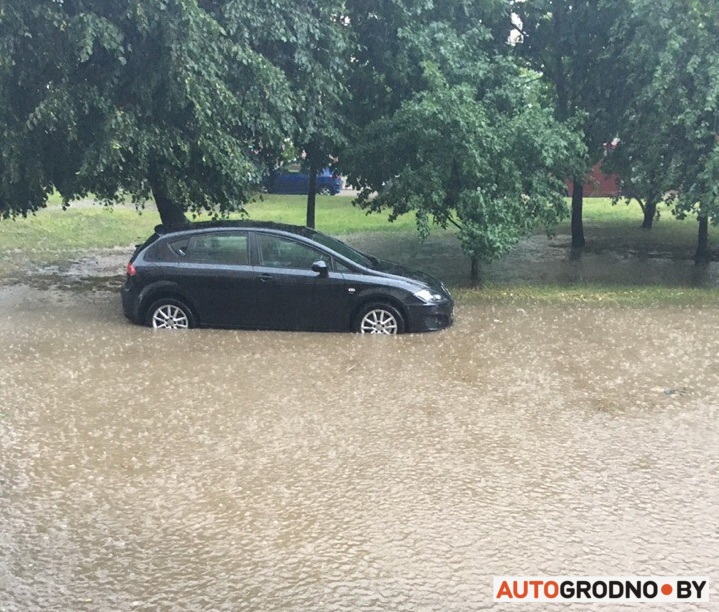 Ливень в Гродно: затопило кольцо на Суворова, Клецкова, Соломовой Ливень в Гродно: затопило кольцо на Суворова, Клецкова, Соломовой
