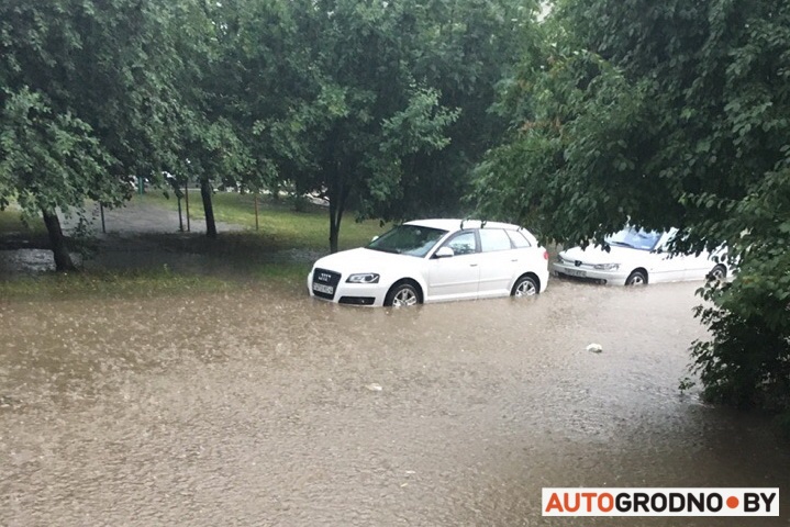 Ливень в Гродно: затопило кольцо на Суворова, Клецкова, Соломовой Ливень в Гродно: затопило кольцо на Суворова, Клецкова, Соломовой