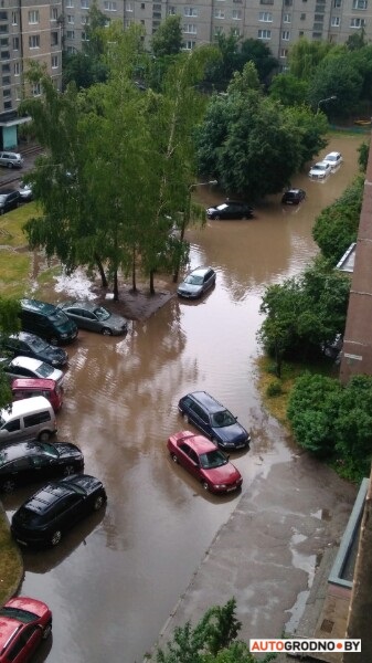 Ливень в Гродно: затопило кольцо на Суворова, Клецкова, Соломовой Ливень в Гродно: затопило кольцо на Суворова, Клецкова, Соломовой