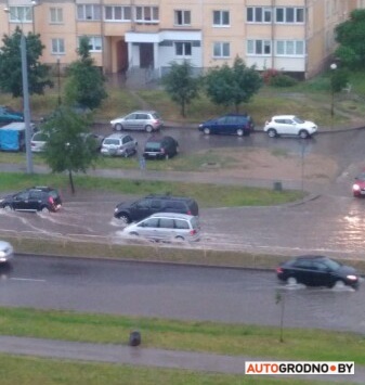 Ливень в Гродно: затопило кольцо на Суворова, Клецкова, Соломовой Ливень в Гродно: затопило кольцо на Суворова, Клецкова, Соломовой