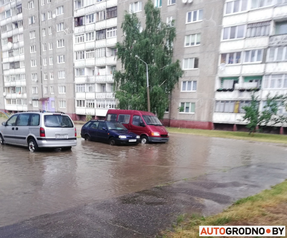 Ливень в Гродно: затопило кольцо на Суворова, Клецкова, Соломовой Ливень в Гродно: затопило кольцо на Суворова, Клецкова, Соломовой