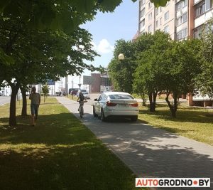 В Гродно по тротуарам ездят автомобили. Местные жители хотят обращаться в ГАИ В Гродно по тротуарам ездят автомобили. Местные жители хотят обращаться в ГАИ