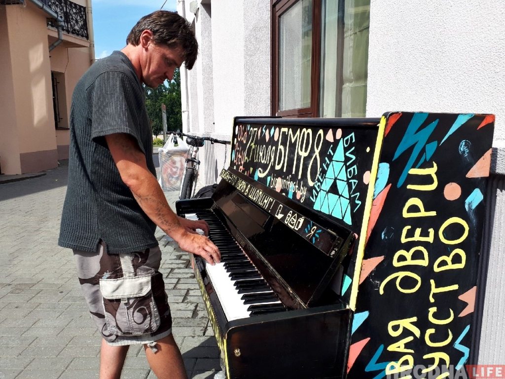 Уличный музыкант Александр Зимин удивил игрой на фортепиано (не все были в курсе)