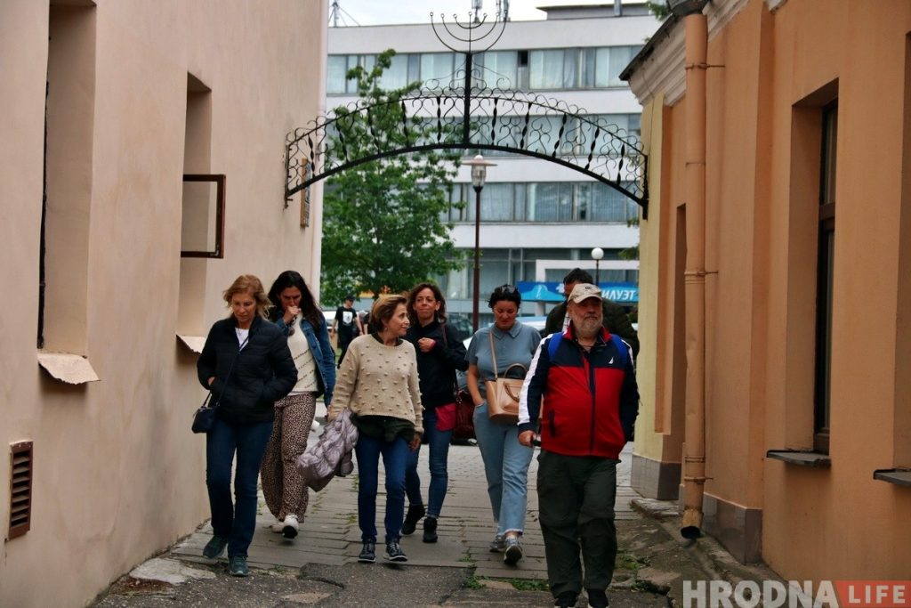 «Мама запрещала вспоминать этот город». В Гродно приехали потомки сбежавших узников гетто