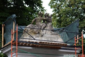 На въездных воротах Нового замка реставрируют скульптуры сфинксов На въездных воротах Нового замка реставрируют скульптуры сфинксов