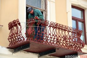«За это никто не хотел браться». На Городничанской восстанавливают старинные балконы «За это никто не хотел браться». На Городничанской восстанавливают старинные балконы
