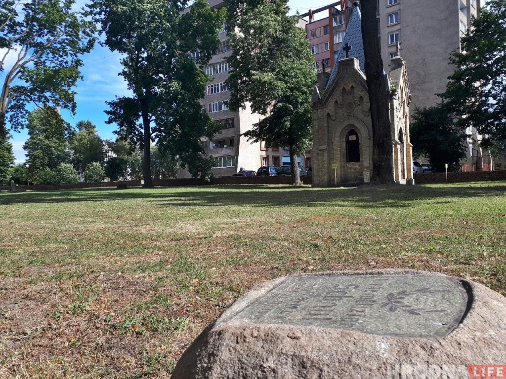 Камень с могилы немецкого солдата, который нашли на Немане, перевезли на военное кладбище