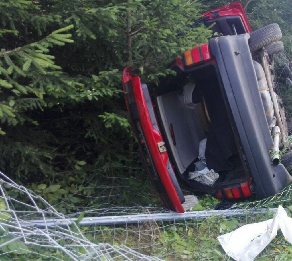 В Лидском районе машина врезалась в отбойник и перевернулась. Пострадала водительница