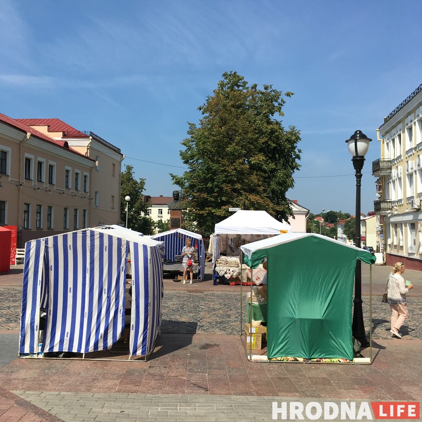 «Разрешение не требуется, но есть нюансы». Почему по выходным пешеходная Советская так похожа на рынки 90-х?
