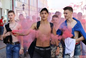 Марш Коржа: гродненцы прошлись по Советской с песнями и файерами Марш Коржа: гродненцы прошлись по Советской с песнями и файерами