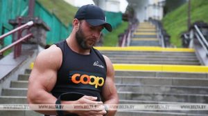 Силач Александр Кодис поднялся по лестнице любви в Гродно с 200-килограммовой штангой