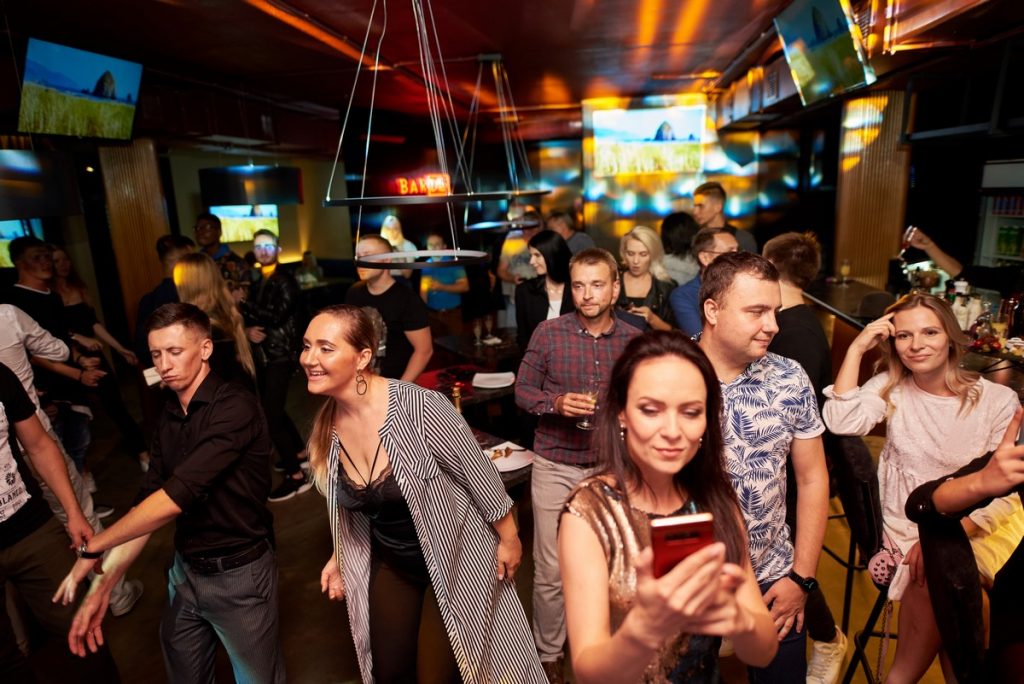 «Громко попеть и вкусно поесть». В центре Гродно открывается бар, где каждый сможет почувствовать себя звездой