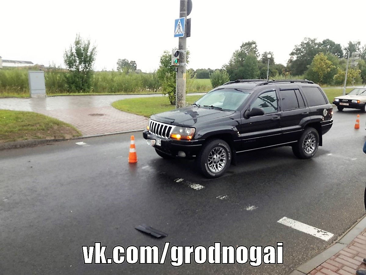 Водитель не заметила женщину и наехала на нее. Обе двигались на зеленый Водитель не заметила женщину и наехала на нее. Обе двигались на зеленый