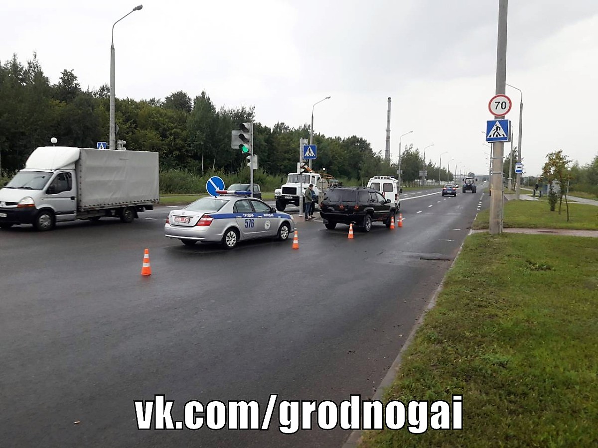 Водитель не заметила женщину и наехала на нее. Обе двигались на зеленый Водитель не заметила женщину и наехала на нее. Обе двигались на зеленый