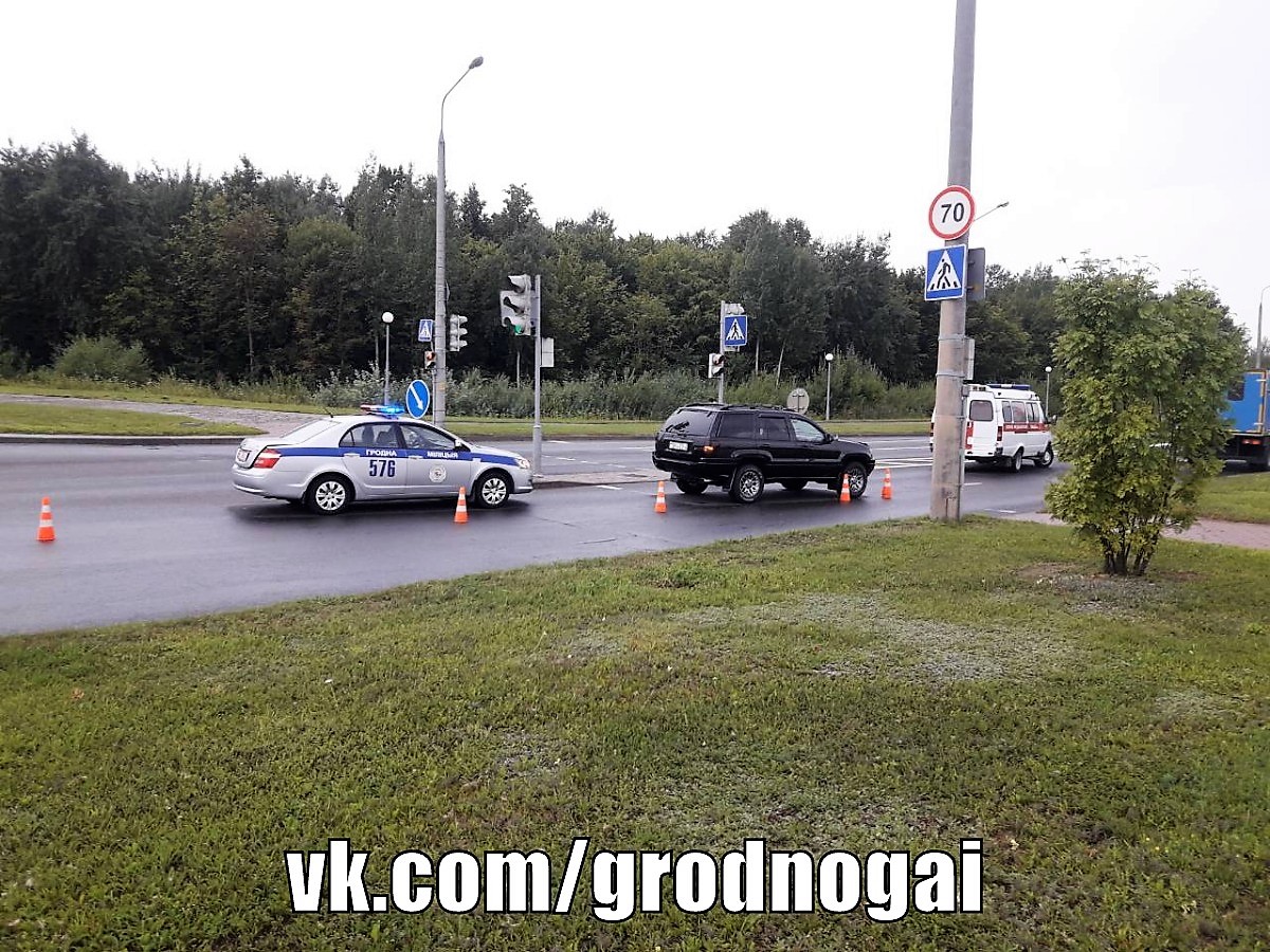 Водитель не заметила женщину и наехала на нее. Обе двигались на зеленый Водитель не заметила женщину и наехала на нее. Обе двигались на зеленый