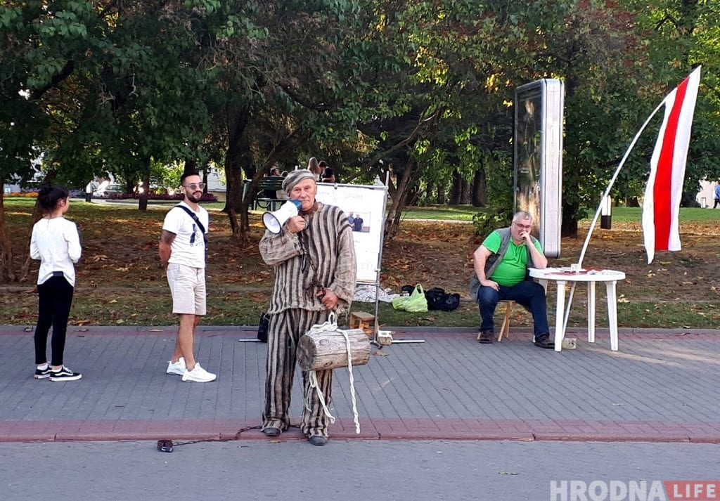 Выборы 2019: смотрите перформанс Николая Саляника в центре Гродно