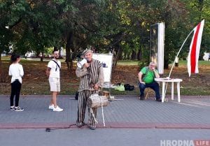 Выборы 2019: смотрите перформанс Николая Саляника в центре Гродно