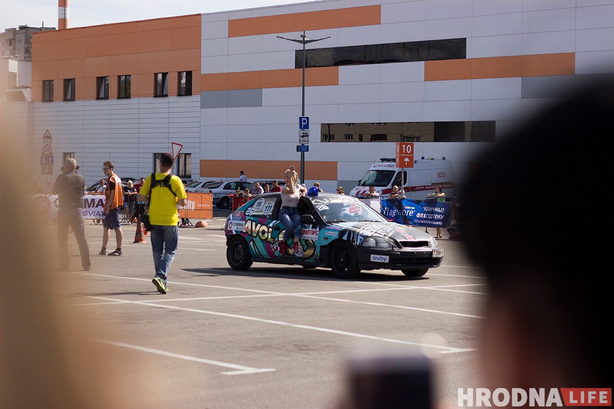 Колеса над землей, рев мотора на всю парковку: в Гродно прошел четвертый этап автоджимханы Четвертый этап кубка ADTBY по джимхане в Гродно