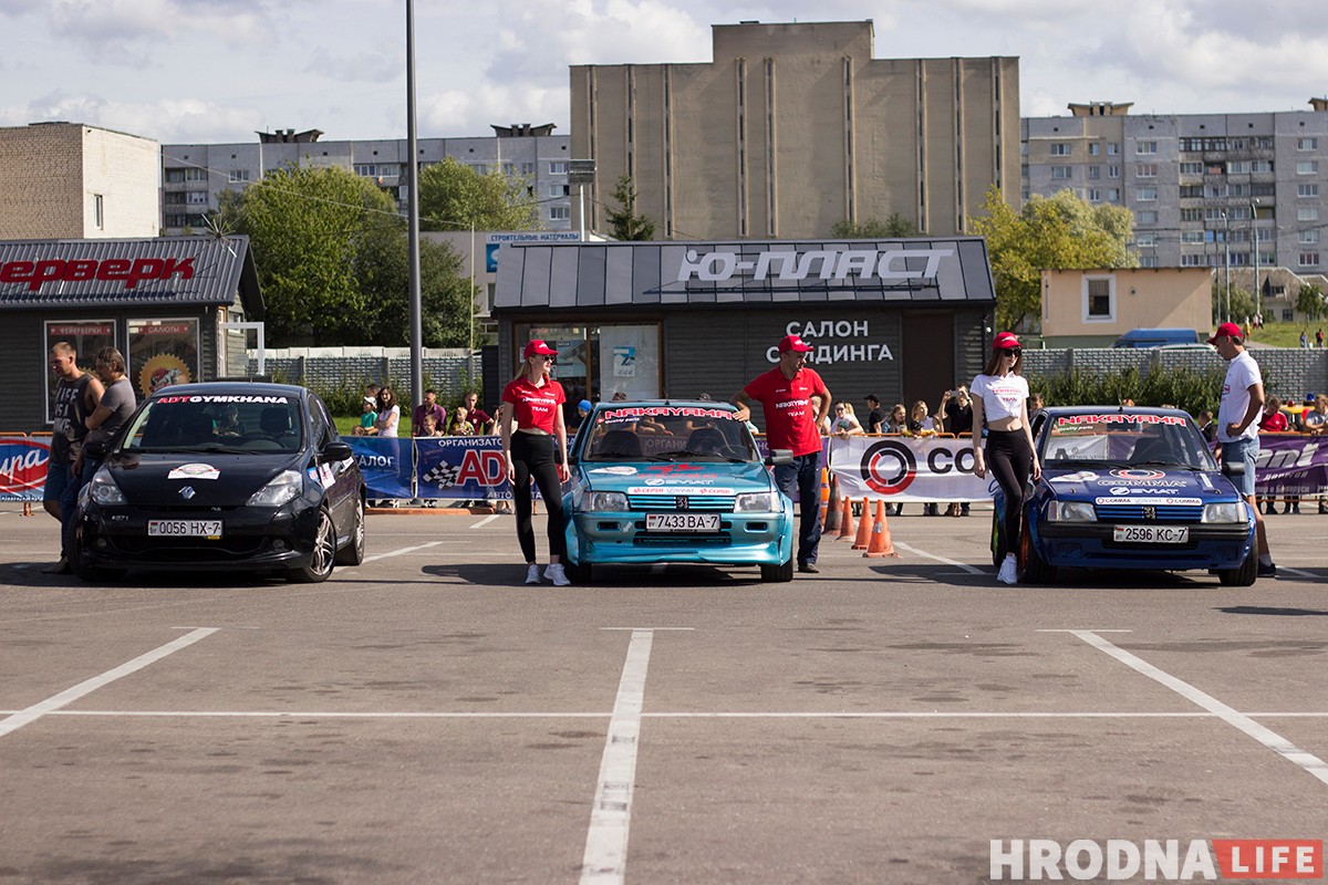 Колеса над землей, рев мотора на всю парковку: в Гродно прошел четвертый этап автоджимханы Четвертый этап кубка ADTBY по джимхане в Гродно