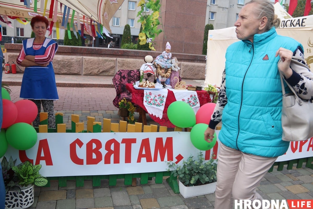 Тату на банане и свинья под горисполкомом - чем удивлял День города в Гродно. Фоторепортаж