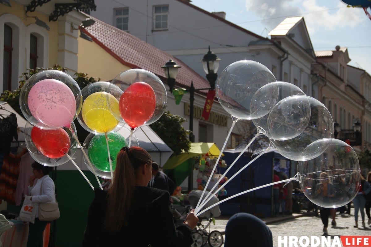 Тату на банане и свинья под горисполкомом - чем удивлял День города в Гродно. Фоторепортаж