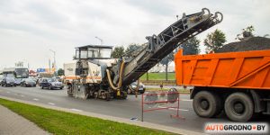 На выезде из Гродно устраняют колейность, чтобы обезопасить движение На выезде из Гродно устраняют колейность, чтобы обезопасить движение