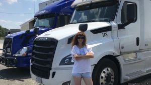 «Надежд что-то решать по закону уже нет». Столяр-станочник из Гродно рассказал про одиночный протест «Тут усе кепска езьдзяць». Апазыцыянэрка зьехала зь Беларусі і стала дальнабойніцай у Амэрыцы