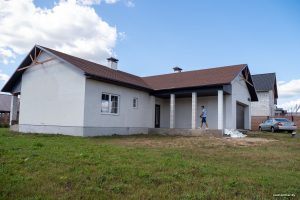 Это не коттедж, а стройматериалы, не исключено решение о сносе. Дело о продаже «льготной» земли в Гродно