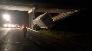 Фура под Новогрудком врезалась в опору путепровода: водитель погиб Фура под Новогрудком врезалась в опору путепровода: водитель погиб