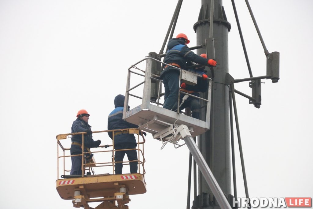 Праздник к нам приходит: на площади Ленина начали устанавливать главную елку города