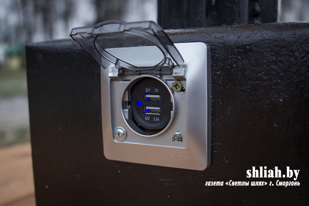 В Сморгони установили беседку, в которой можно заряжать гаджеты беседка зарядка