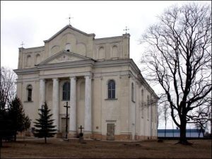 В Лидском районе ищут похитителей могильных ограждений касцёл астравец