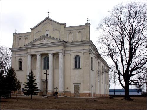 В Островце хулиган повредил четыре статуи и две лавки на территории костела касцёл астравец