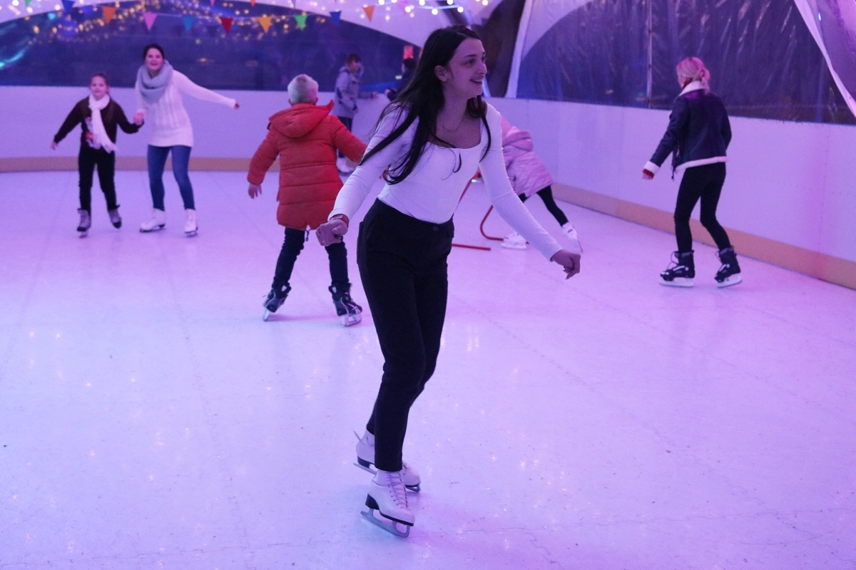 Глядзіце, як працуе каток на даху гандлёвага дома "Нёман"