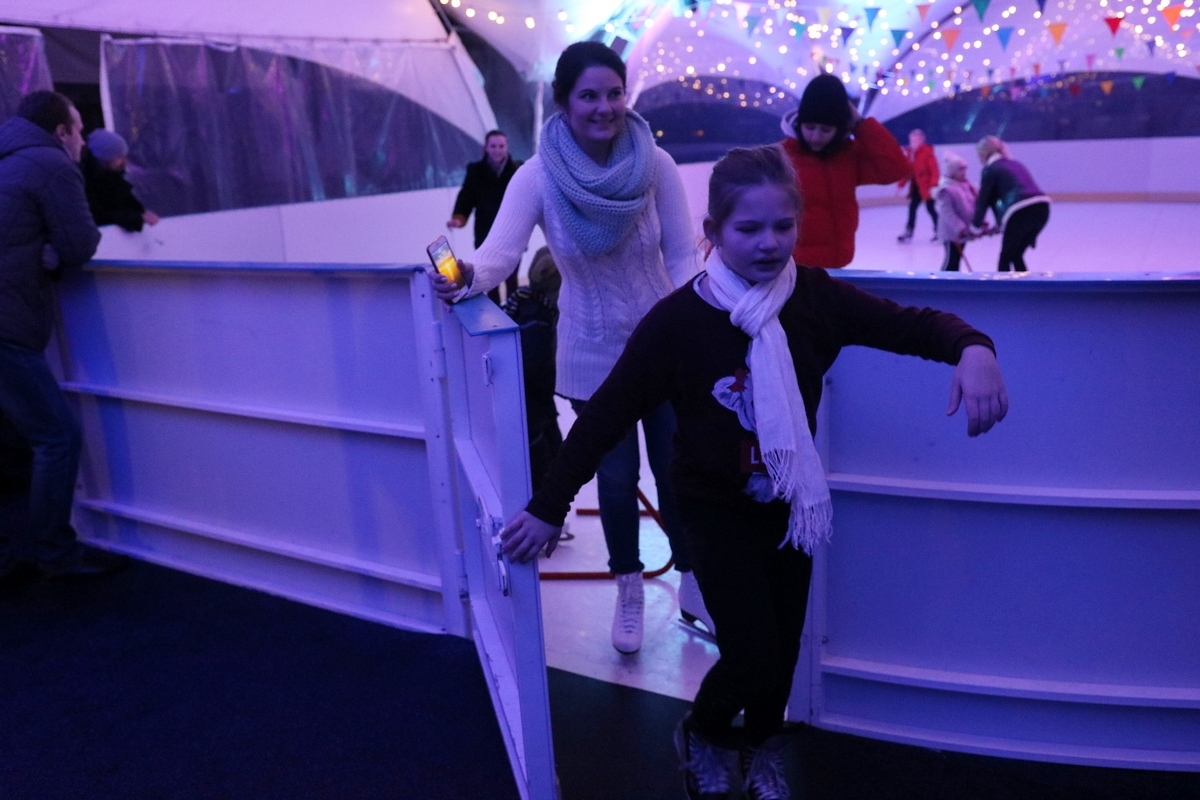 Глядзіце, як працуе каток на даху гандлёвага дома "Нёман"