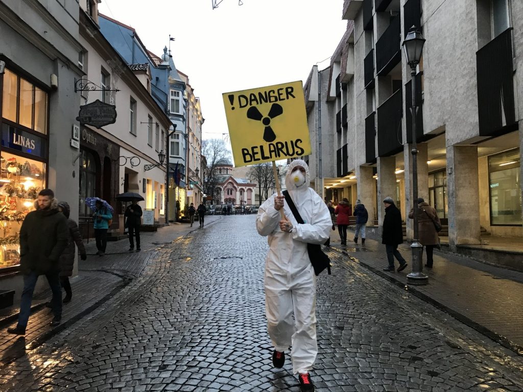 https://ru.delfi.lt/news/live/v-vilnyuse-proshel-performans-protiv-ostroveckoj-aes.d?id=83127533