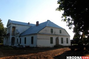 Настоятеля церкви в Сынковичах хотели наказать за самовольное строительство Усадьба в Подороске в 2019 году. Фото: Hrodna.life