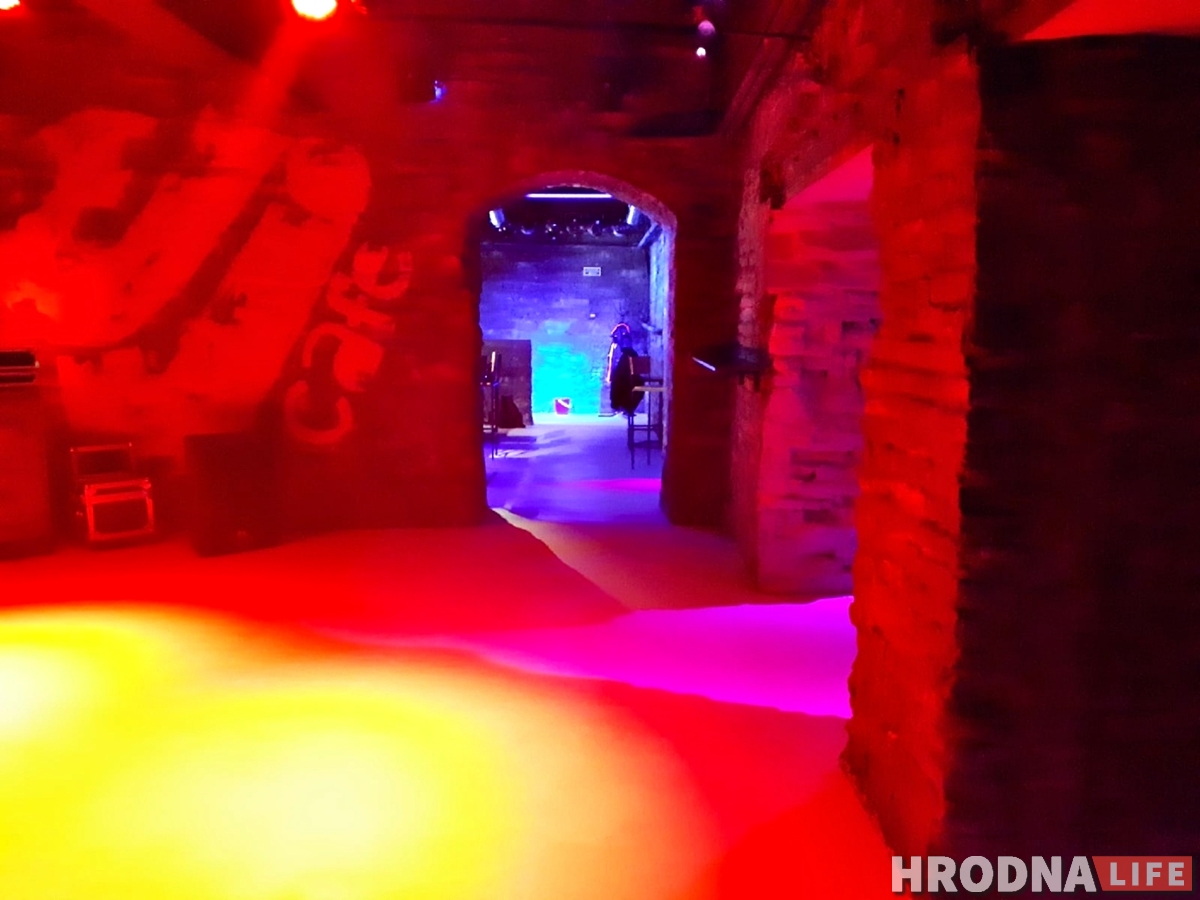 «Махровой попсы здесь точно не будет». На Мостовой в подвалах открылось Dj Cafe «Махровой попсы здесь точно не будет». На Мостовой в подвалах открылось Dj Cafe