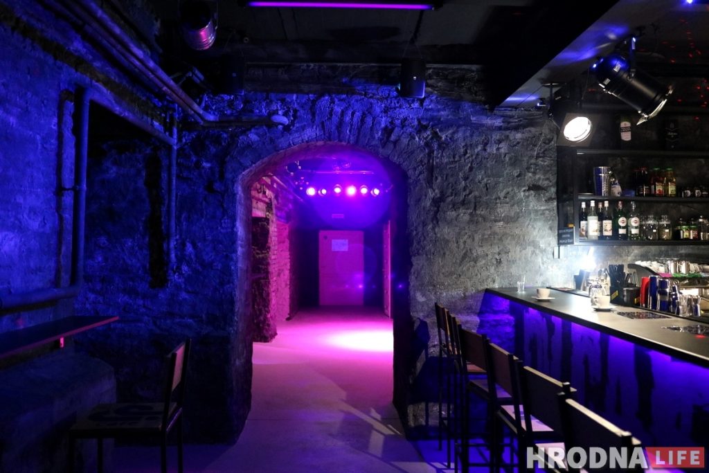 «Махровой попсы здесь точно не будет». На Мостовой в подвалах открылось Dj Cafe