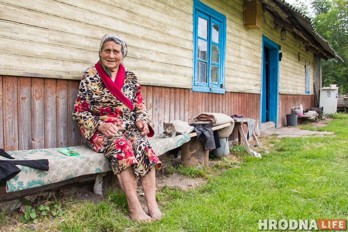 «Дороги нет, магазин закрылся, но в город не поеду». Как живут последние обитатели вымирающих деревень под Гродно