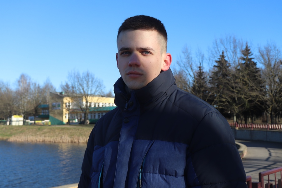 «Бросил пакет с кроссовками и прыгнул в воду». Курсант-пограничник в Лиде спас тонущего школьника