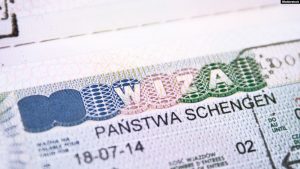 "Человеку дали возможность оперативно выехать, дальше вопрос существования — его головная боль". Ждут ли белорусов за границей