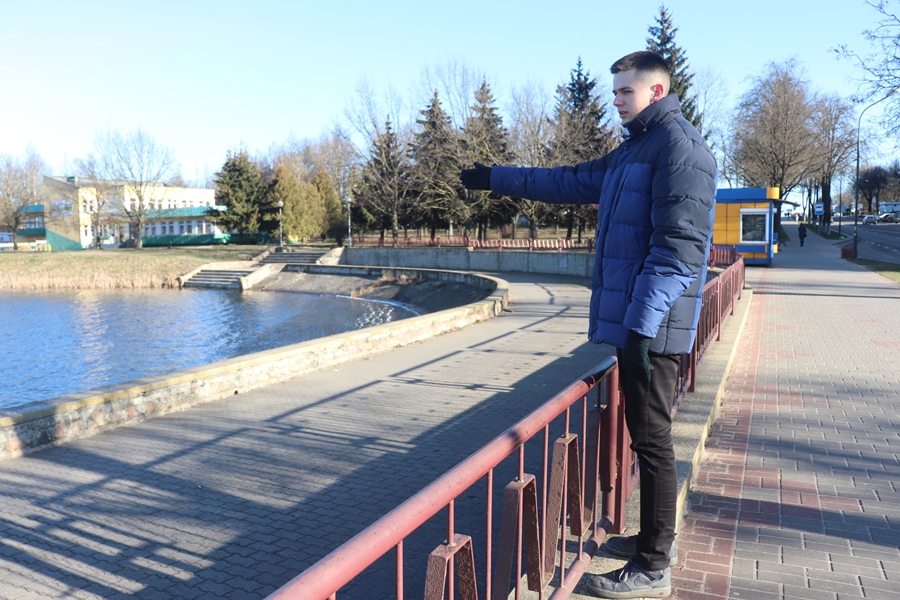 «Бросил пакет с кроссовками и прыгнул в воду». Курсант-пограничник в Лиде спас тонущего школьника