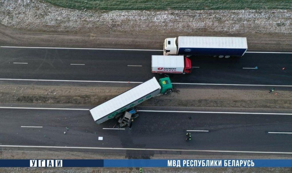 Фура і трактар ​​сутыкнуліся на М6: кіроўца грузавіка памёр