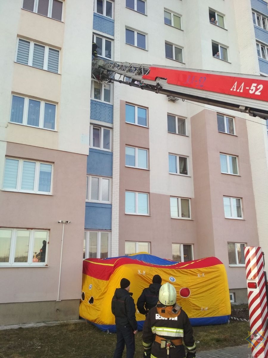25-летний гродненец чуть не выбросился из балкона на пятом этаже Фота: grodno.mchs.gov.by