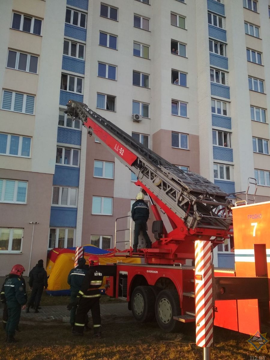 25-летний гродненец чуть не выбросился из балкона на пятом этаже Фота: grodno.mchs.gov.by