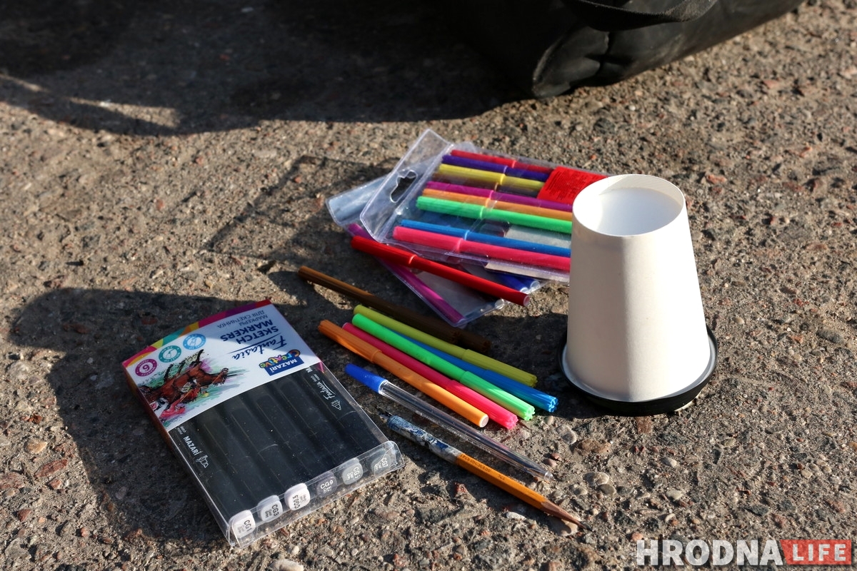 На донышке: гродненец рисует достопримечательности города на стаканчиках из-под кофе